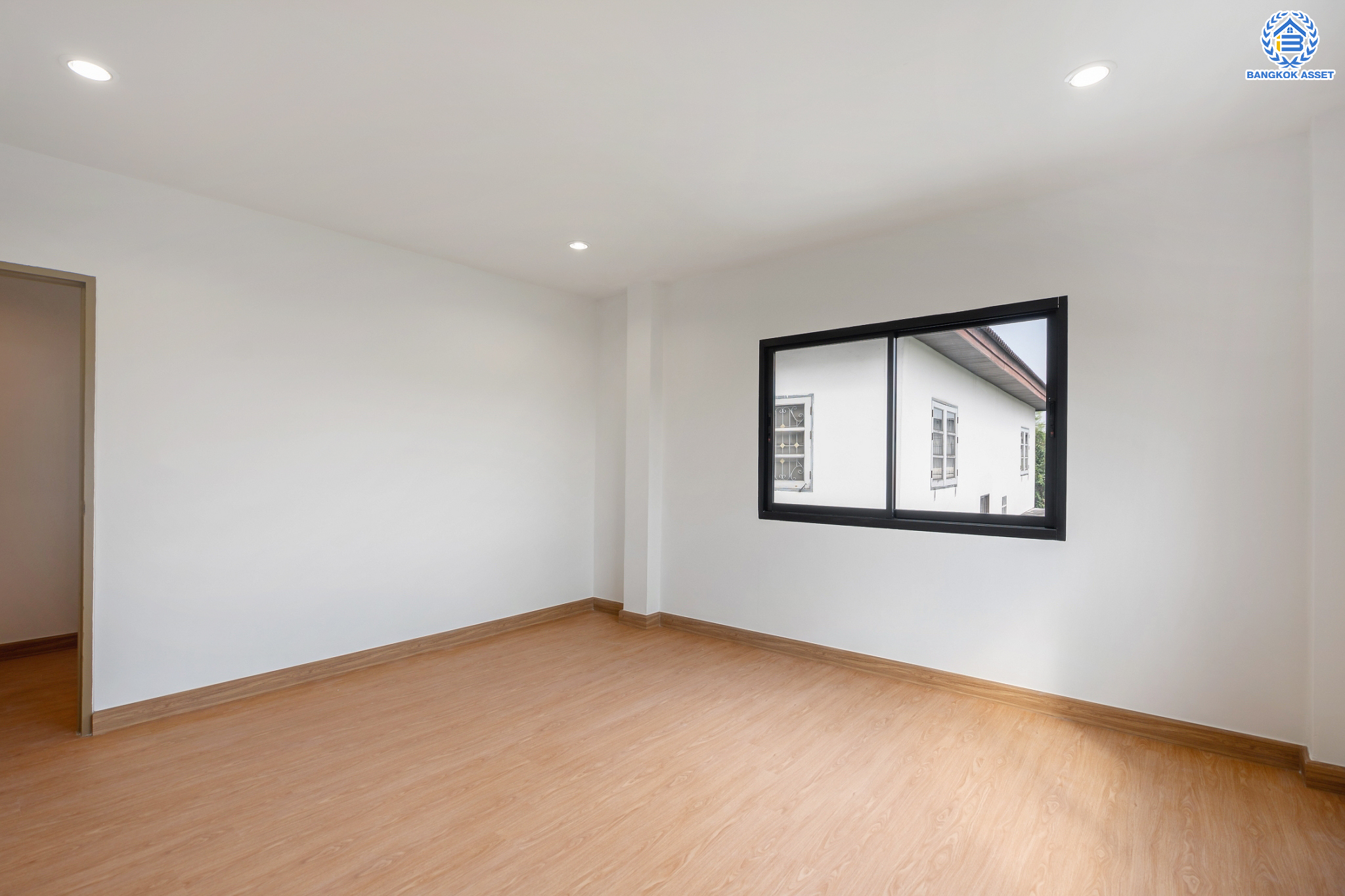 บ้านมือสองตกแต่งใหม่ ม.บ้านสวน5 กลางเมือง พิบูลย์สงคราม บ้านแฝด 3 ชั้น พร้อมอยู่ เนื้อที่ 32.9 ตร.ว. ฟังก์ชัน 4 ห้องนอน 3 ห้องน้ำ จอดรถได้ 2 คัน บนสุดยอดทำเล! เชื่อมถนนพิบูลย์สงคราม, วงศ์สว่าง, นครอินทร์ และติวานนท์ ใกล้จุดขึ้นทางด่วนศรีรัช-วงแหวนรอบนอก และรถไฟฟ้า "สถานีแยกติวานนท์"